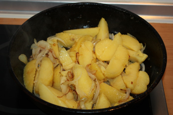 Бараньи ребрышки в духовке с картошкой и луком
