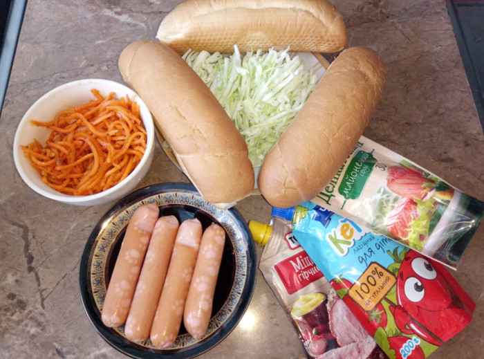 Вкусные хот-доги с сосисками и овощами
