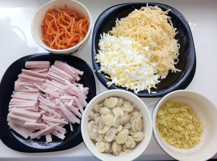 Слоеный салат с ветчиной, грибами, яйцами, чипсами и корейской морковью