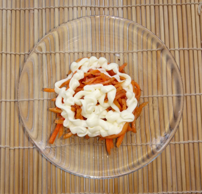 Слоеный салат с ветчиной, грибами, яйцами, чипсами и корейской морковью