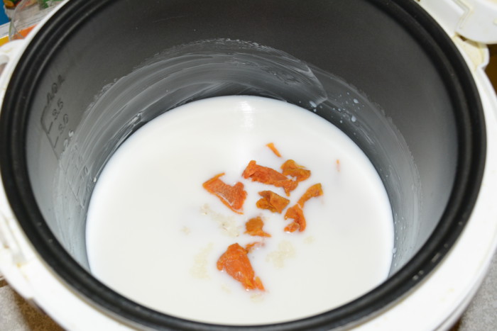 Молочная рисовая каша в мультиварке с цукатами из тыквы