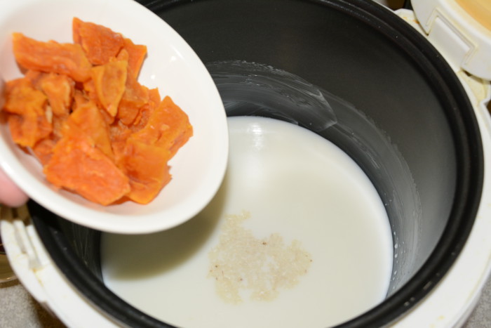 Молочная рисовая каша в мультиварке с цукатами из тыквы