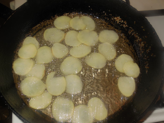 Чипсы из картошки на сковороде