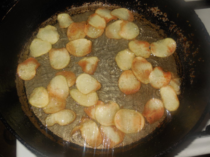 Чипсы из картошки на сковороде