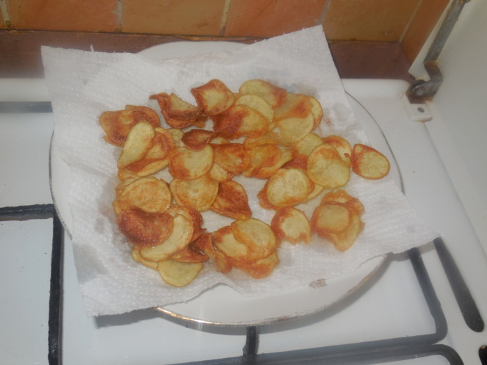 Домашние чипсы из молодой картошки на сковороде