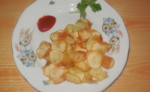 Домашние чипсы из молодой картошки на сковороде