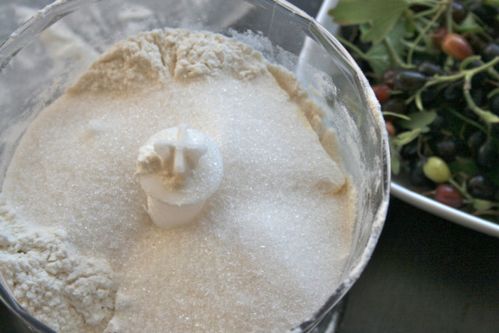 Песочный пирог из рубленого теста со смородиной и меренгой