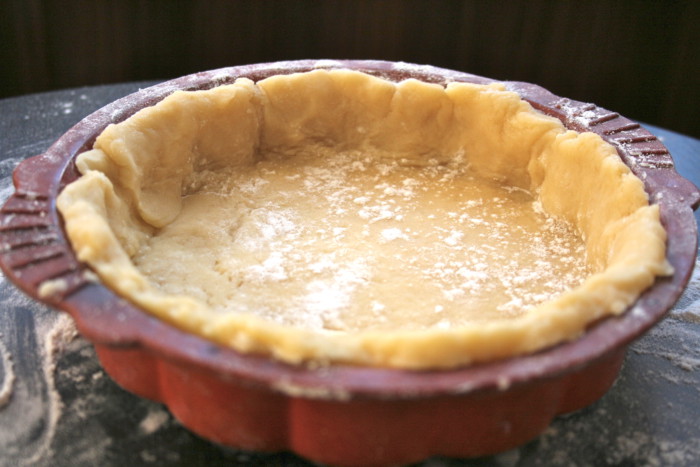 Песочный пирог из рубленого теста со смородиной и меренгой