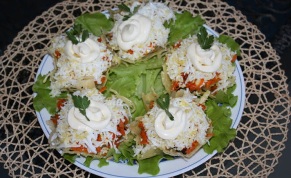 Грибной салат в сырных корзиночках