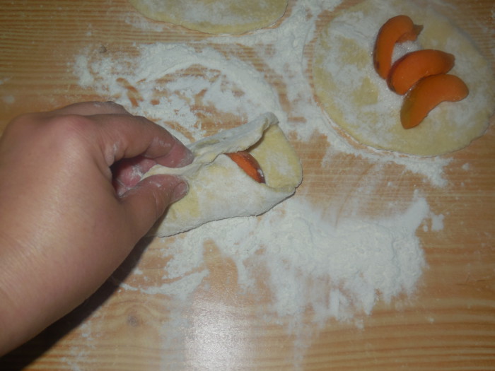 Пирожки с абрикосами из творожного теста жареные на сковороде
