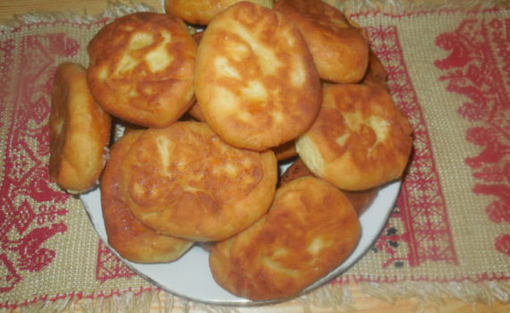 Пирожки с абрикосами из творожного теста жареные на сковороде
