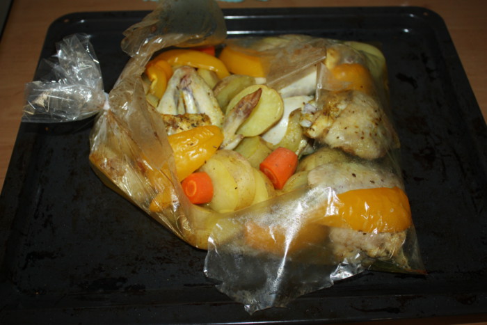 Молодой картофель с курицей в духовке в рукаве