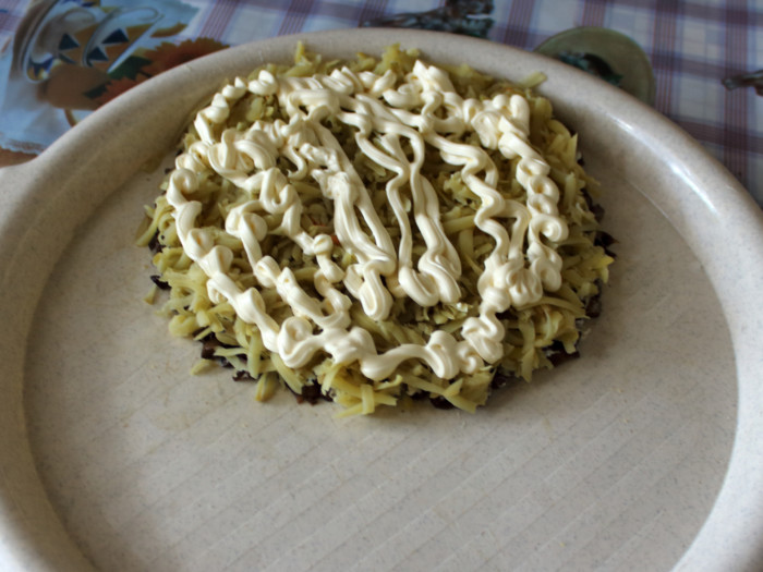 Слоеный салат с жареными грибами и сыром