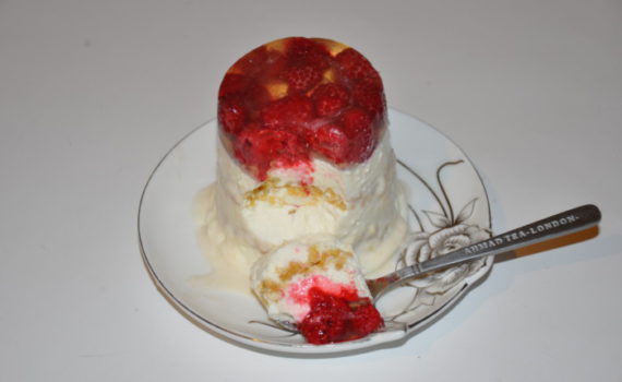 Творожный десерт с желатином, печеньем и ягодами