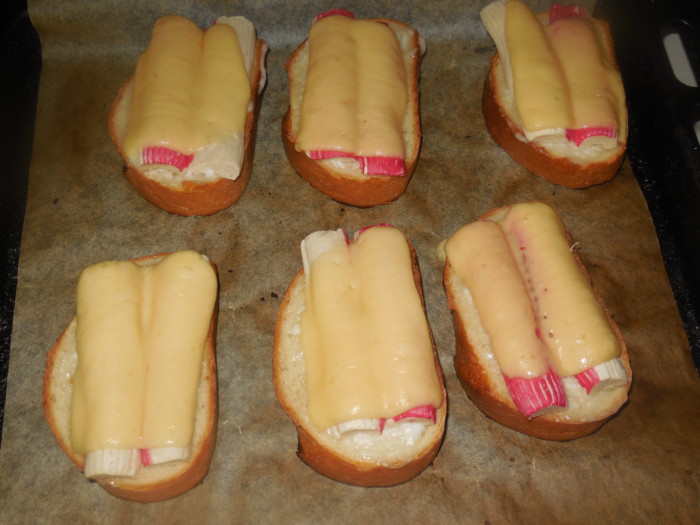 Горячие бутерброды с крабовыми палочками и сыром