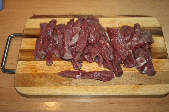 Мясо бефстроганов из говядины с вином и овощами