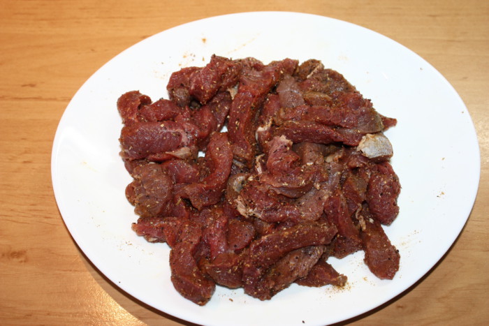 Мясо бефстроганов из говядины с вином и овощами