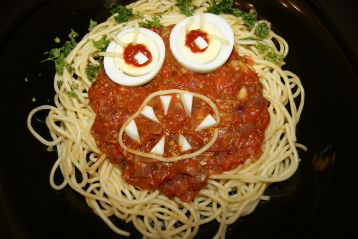 Спагетти-монстр - страшное блюдо на Хэллоуин