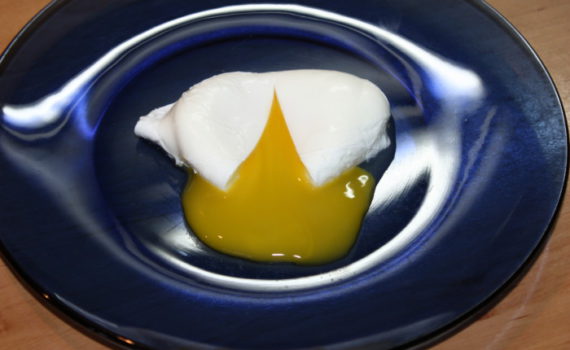 Приготовление яйца пашот дома в воде без уксуса