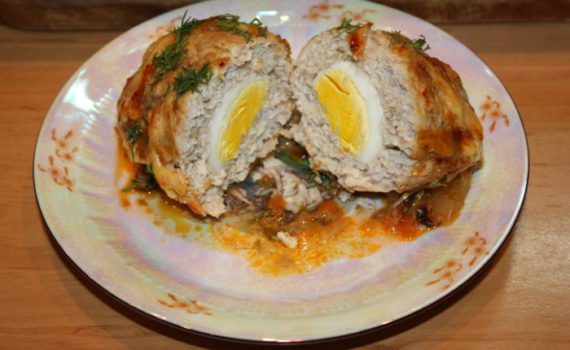 Запеченный мясной рулет с яйцом в грибном соусе в духовке