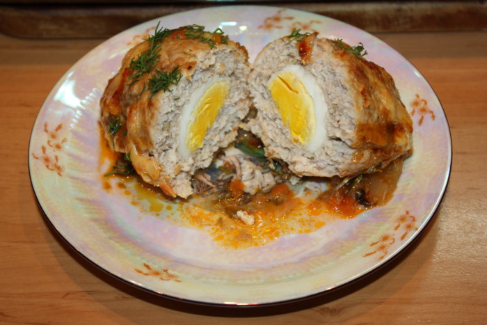 Запеченный мясной рулет с яйцом в грибном соусе в духовке