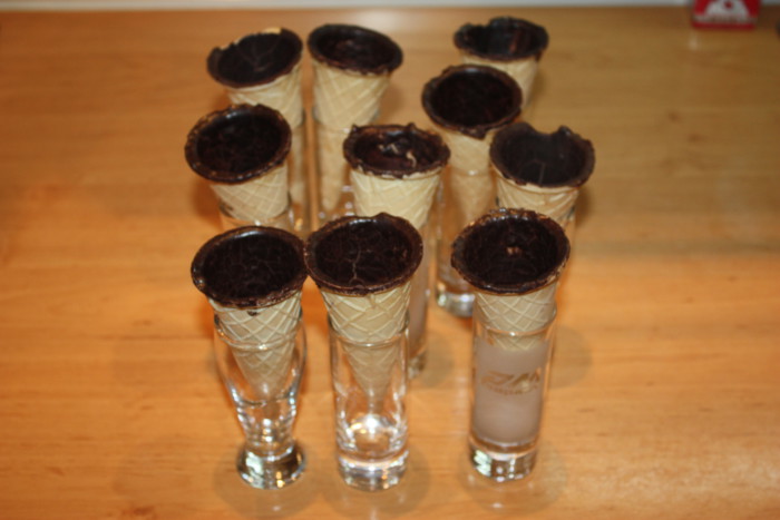 Сливочный десерт с маскарпоне и шоколадной крошкой в вафельном стаканчике