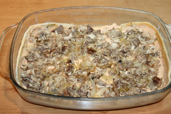 Бездрожжевой пирог с мясом и сырным соусом в духовке
