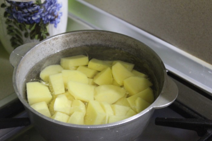 Хрустящие картофельные шарики с сыром во фритюре