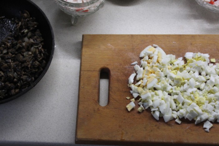 Простой слоеный салат с рисом, грибами и крабовыми палочками