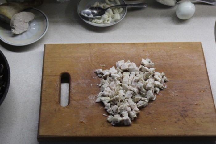 Ананасовый салат с жареными шампиньонами, курицей и маринованным луком - слоями