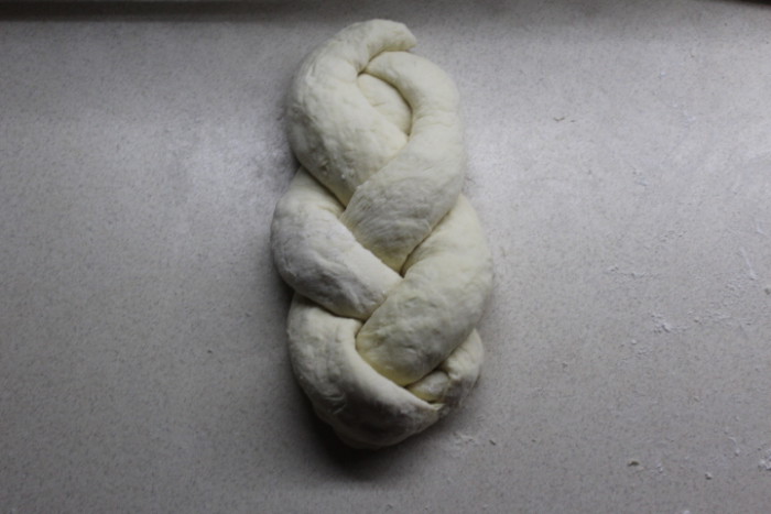 Ароматный хлеб-плетенка с оливками и острым перцем