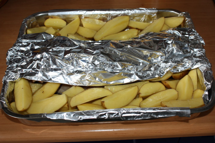 Запеченная картошка и грудинка на кости в духовке