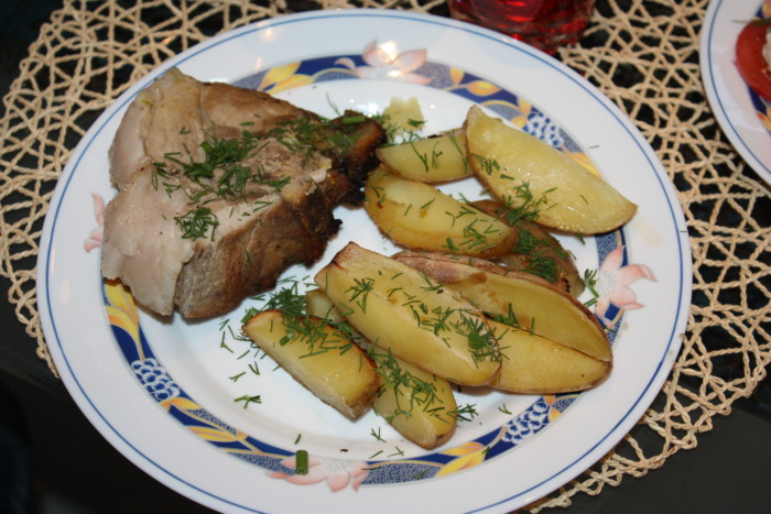 Запеченная картошка и грудинка на кости в духовке
