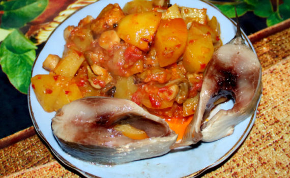 Запеченный картофель с грибами в томатном соусе