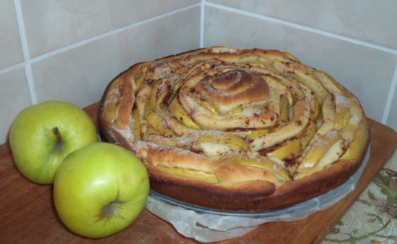 Пирог Чайная роза из яблок и дрожжевого теста