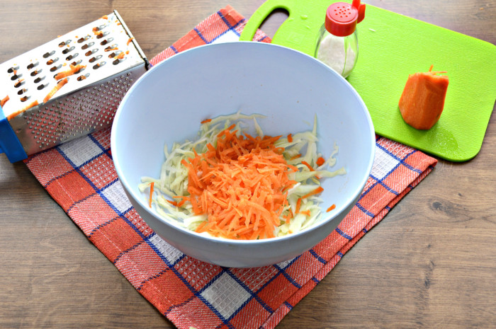 Салат из редьки дайкон с морковью, яблоком и капустой