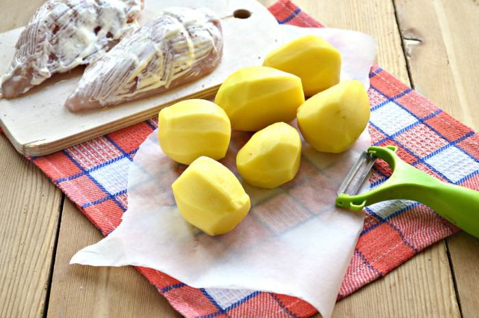 Куриные грудка запеченные с картофелем и помидорами в духовке