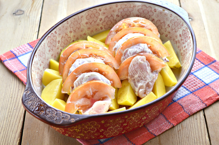 Куриные грудки запеченные с картофелем и помидорами в духовке