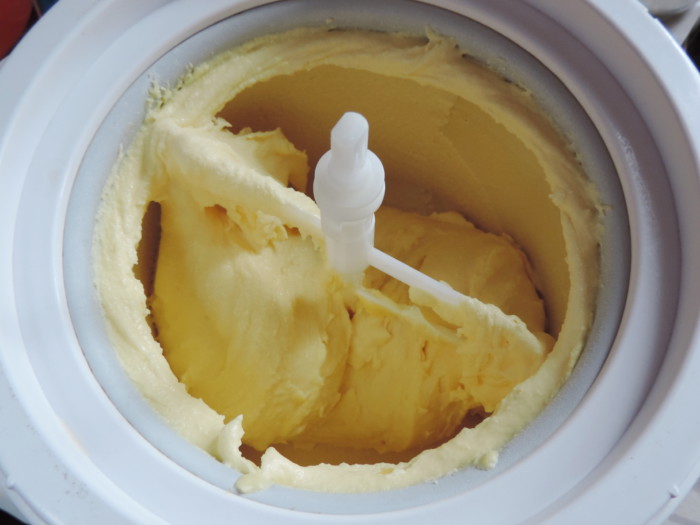 Домашний сливочный пломбир - мороженое из сгущенного молока, сливок и желтков