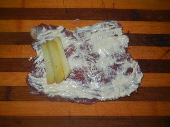 Мясные мини-рулеты с начинкой из картофеля запеченные в духовке