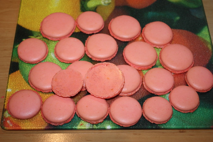 Розовое французское пирожное макарон