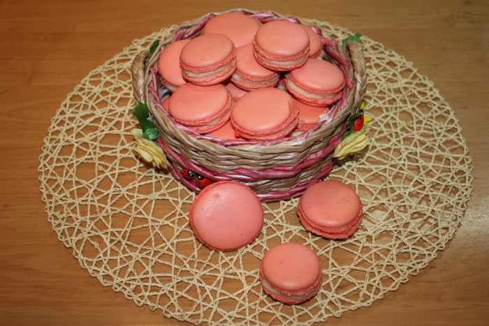 Розовое французское пирожное макарон