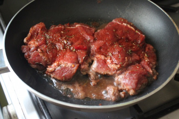 Домашний стейк из говядины на сковороде