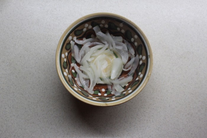 Универсальный сметанный соус с маринованным луком
