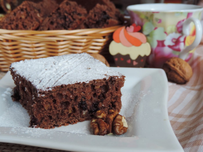 Кофейно-шоколадный пирог с орехами и черникой