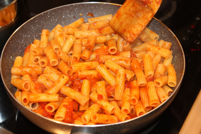 Паста зити в духовке - итальянская запеканка из макарон с сыром, томатом и ветчиной