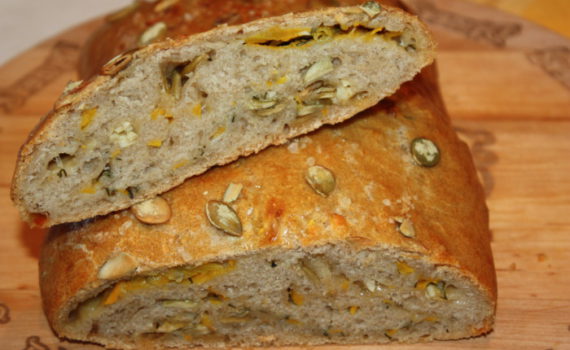 Тыквенный хлеб из цельнозерновой муки с семечками из тыквы и луком