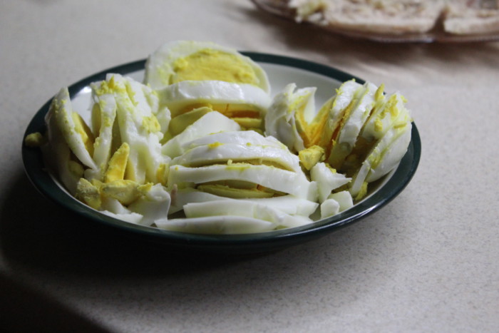 Куриный салат с маринованным луком слоями