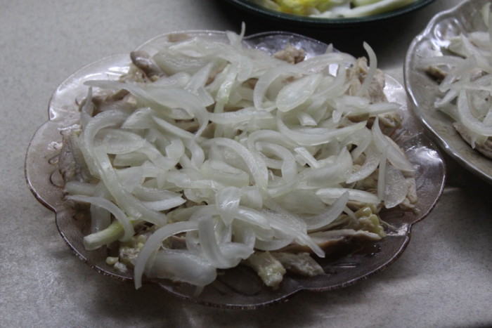 Куриный салат с маринованным луком слоями