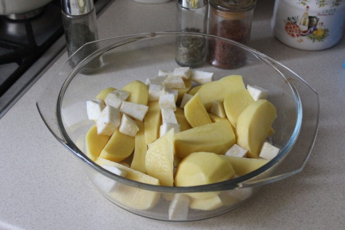 Запеченные овощи в духовке - картофель запеченный с сельдереем, маслом и травами на гарнир